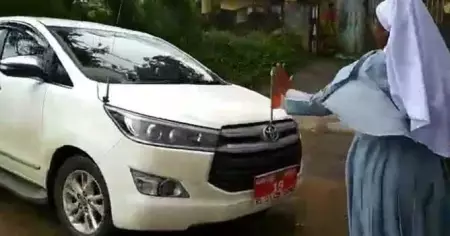 അട്ടപ്പാടി നിവാസികള്‍ വനംമന്ത്രി കെ.രാജുവിന്റെ വാഹനം നടുറോട്ടില്‍ തടഞ്ഞു (വീഡിയോ)