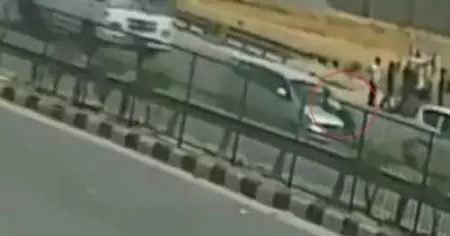 ബോണറ്റില്‍ തൂങ്ങിക്കിടന്ന യുവാവുമായി കാര്‍ സഞ്ചരിച്ചത് ആറ് കിലോമീറ്റര്‍; കാറിന്റെ വേഗം നൂറ് കിലോമീറ്റര്‍ ! - വീഡിയോ