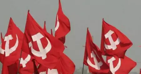 പാചകവാതകവുമായി വന്ന ലോറികളുടെ ടയറിന്റെ കാറ്റ് തുറന്ന് വിട്ട് സി.പി.ഐ.എം പ്രവര്‍ത്തകര്‍ കൊടി നാട്ടി