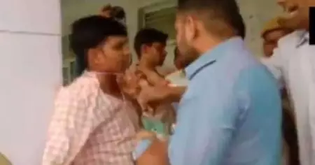 മൊറാദാബാദില്‍ ബി.ജെ.പി പ്രവര്‍ത്തകര്‍ തെരഞ്ഞെടുപ്പ് ഉദ്യോഗസ്ഥനെ കൈയേറ്റം ചെയ്തു, വീഡിയോ