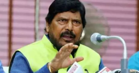 കുമാരസ്വാമിയെ ബി.ജെ.പിയിലേക്ക് ക്ഷണിക്കുന്നു; കര്‍ണാടകയിലെ സര്‍ക്കാര്‍ കൂടുതല്‍ കാലം ഉണ്ടാവില്ലെന്നും കേന്ദ്ര മന്ത്രി