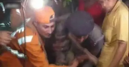 8 മണിക്കൂർ നേരത്തെ പരിശ്രമത്തിന് ശേഷം കുഴൽകിണറിൽ കുടുങ്ങിയ 5 വയസുകാരനെ രക്ഷപ്പെടുത്തി