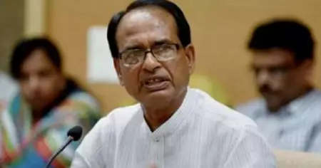 മധ്യപ്രദേശില്‍ ഹെലികോപ്റ്ററിന് ലാന്റിങ് അനുമതി നിഷേധിച്ച കളക്ടറെ ഭീഷണിപ്പടുത്തി ശിവരാജ് സിങ് ചൗഹാന്‍; തെരഞ്ഞെടുപ്പ് കമ്മീഷന് പരാതി നല്‍കുമെന്ന് കോണ്‍ഗ്രസ്