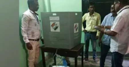 വോട്ടെടുപ്പ് തുടങ്ങിയ ഉടന്‍ യന്ത്രങ്ങള്‍ പണിമുടക്കി; അഞ്ച് സംസ്ഥാനങ്ങളിലെ വോട്ടിങ് യന്ത്രങ്ങളില്‍ തകരാറ്; വോട്ടര്‍മാര്‍ തിരികെപ്പോയെന്നും റിപ്പോര്‍ട്ട്