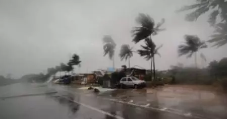ഫോനി ബംഗ്ലാദേശില്‍; മരിച്ചത് 12 പേര്‍; കാറ്റ് വൈകീട്ട് നാലുമണിവരെ തുടരുമെന്ന് കാലാവസ്ഥാ നിരീക്ഷണവകുപ്പ്