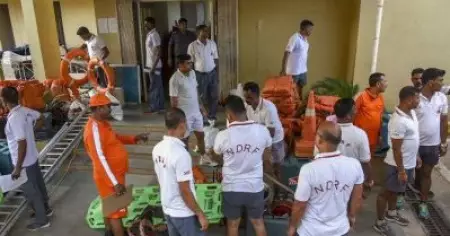 ഫാനി ചുഴലിക്കാറ്റ്: ഡ്യൂട്ടിക്കെത്താത്ത സി.ഡി.എം.ഒയ്ക്ക് സ്‌പെന്‍ഷന്‍: ശക്തമായ സന്നാഹങ്ങളുമായി ഒഡീഷ സര്‍ക്കാര്‍