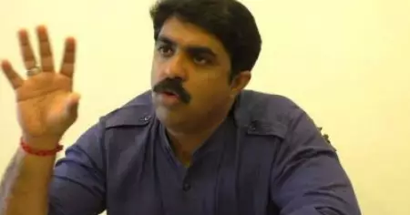 മീറ്റിങ്ങിനിടെ ഉദ്യോഗസ്ഥന്റെ മൊബൈല്‍ ശബ്ദിച്ചപ്പോള്‍ ഫോണ്‍ തട്ടിത്തെറിപ്പിച്ച് നിലത്തെറിഞ്ഞ് പൊട്ടിച്ച് ഗോവ ഉപമുഖ്യമന്ത്രി; വീഡിയോ പുറത്തായപ്പോള്‍ ഖേദപ്രകടനം