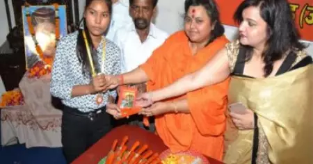 സവര്‍ക്കറിന്റെ ജന്മദിന വാര്‍ഷികത്തില്‍ വിദ്യാര്‍ത്ഥികള്‍ക്ക് കത്തി സമ്മാനമായി നല്‍കി ഹിന്ദു മഹാസഭ