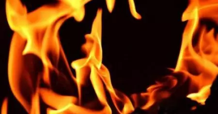 കോഴിക്കോട് റോഡരികില്‍ ഭാര്യയെ പെട്രോളൊഴിച്ച് തീകൊളുത്തി കൊല്ലാന്‍ ശ്രമം