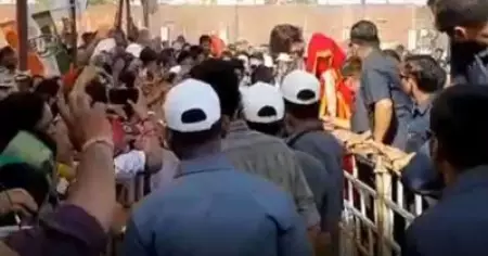 ജനങ്ങളിലേക്ക് ഇറങ്ങിച്ചെല്ലാന്‍ ബാരിക്കേഡ് ചാടിക്കടന്നു; പ്രിയങ്കാ ഗാന്ധിയുടെ പ്രവൃത്തി ചര്‍ച്ചയാവുന്നു- വീഡിയോ