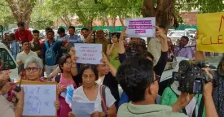 'ചീഫ് ജസ്റ്റിസ് നിയമത്തിന് അതീതനല്ല' അറസ്റ്റിനുശേഷവും മടങ്ങാതെ പ്ലക്കാര്‍ഡുകളും മുദ്രാവാക്യങ്ങളുമായി സുപ്രീം കോടതിക്കു മുമ്പില്‍ അഭിഭാഷകരും സ്ത്രീകളും: പ്രദേശത്ത് 144 പ്രഖ്യാപിച്ചു