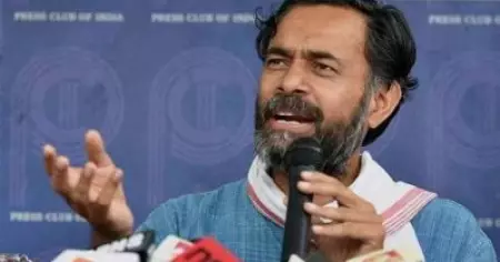 'ഭരണകൂടത്തിന്റെ വൃത്തികെട്ട തന്ത്രങ്ങള്‍ക്കും വിധേയത്വമുള്ള തെരഞ്ഞെടുപ്പ് കമ്മീഷനുമെതിരെയുള്ള വിജയം'; ആം ആദ്മിയെ അഭിനന്ദിച്ച് യോഗേന്ദ്ര യാദവ്