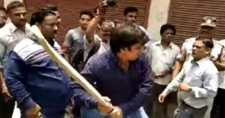 മധ്യപ്രദേശില്‍ കയ്യേറ്റം ഒഴിപ്പിക്കാനെത്തിയ ഉദ്യോഗസ്ഥനെ ബാറ്റ് കൊണ്ട് അടിച്ച് ബി.ജെ.പി എം.എല്‍.എ