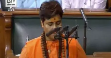 പേരിനൊപ്പം ആത്മീയ നാമവും ഗുരുവിന്റെ പേരും ചേര്‍ത്ത് പ്രജ്ഞയുടെ സത്യപ്രതിജ്ഞ; ചോദ്യം ചെയ്ത് പ്രതിപക്ഷം; ഒടുവില്‍ തിരുത്ത്