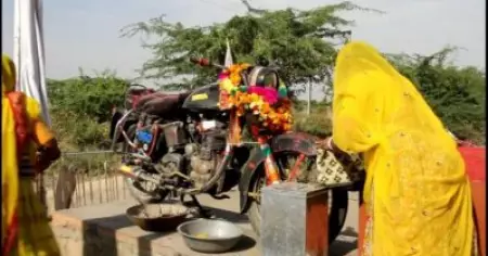 അപകടങ്ങളില്‍ നിന്ന് രക്ഷിക്കാന്‍ ബുള്ളറ്റ് ദൈവം; വഴിപാട് ബിയര്‍;ജോധ്പൂരിലെ ക്ഷേത്രം അല്‍പ്പം വ്യത്യസ്തമാണ്‌