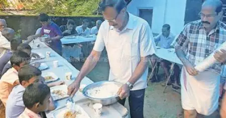 ശ്രീകണ്ഠന്‍ വിജയിച്ചു!; വാക്ക് പാലിച്ച് മൂസക്കുട്ടി, 500 പേര്‍ക്ക് നെയ്യ്‌ച്ചോറും ചിക്കന്‍കറിയും നല്‍കി