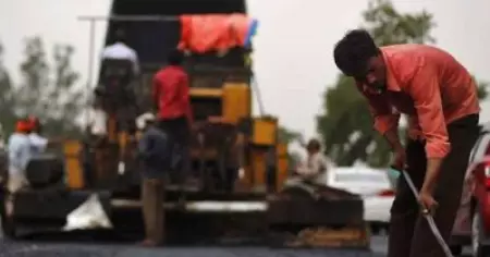 മാലിന്യത്തില്‍ നിന്നുണ്ടാക്കിയത് 906 കിലോമീറ്റര്‍ റോഡ്; പ്ലാസ്റ്റിക് സംസ്‌കരിക്കാന്‍ സര്‍ക്കാറിന്റെ വിജയ മാതൃക