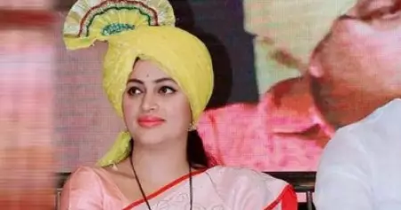 'ജയ് ശ്രീറാമൊക്കെ ക്ഷേത്രത്തില്‍, പാര്‍ലമെന്റിലല്ല'; പാര്‍ലമെന്റിലെ 'ജയ് ശ്രീറാം'വിളിക്കെതിരെ നവനീത് കൗര്‍ റാണ എംപി