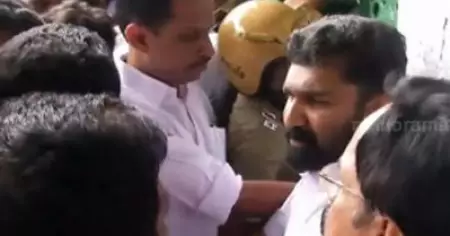 സൗത്ത് ഗേറ്റ് വഴി സെക്രട്ടറിയേറ്റിലേക്ക് കയറാന്‍ വി.ടി ബല്‍റാമിന്റെ ശ്രമം; പൊലീസ് തടഞ്ഞതോടെ കുത്തിയിരുന്ന് പ്രതിഷേധം