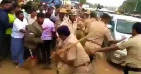 ദുരിതം പറയാന്‍ മുഖ്യമന്ത്രിയുടെ കാര്‍ തടഞ്ഞു; കര്‍ണാടകത്തില്‍ മഴക്കെടുതി ബാധിച്ചവര്‍ക്ക് പൊലീസിന്റെ ക്രൂരമര്‍ദ്ദനം- വീഡിയോ
