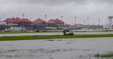 റണ്‍വെയില്‍ വെള്ളം കയറി; നെടുമ്പാശ്ശേരി വിമാനത്താവളം ഞായറാഴ്ച വരെ അടച്ചു; മൂന്നു വിമാനങ്ങള്‍ ലാന്‍ഡ് ചെയ്യാന്‍ അനുവദിച്ചില്ല