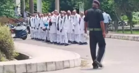 യു.പിയില്‍ മെഡിക്കല്‍ സര്‍വകലാശാലയില്‍ റാഗിംഗ്; 150ഓളം ജൂനിയര്‍ വിദ്യാര്‍ഥികളെ നിര്‍ബന്ധിച്ച് തല മൊട്ടയടിപ്പിച്ചു
