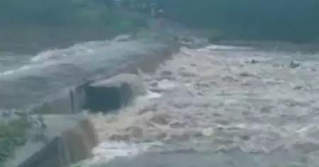കനത്ത മഴ തുടരുന്നു; പതിനൊന്ന് ജില്ലകളിലെ വിദ്യഭ്യാസ സ്ഥാപനങ്ങള്‍ക്ക് നാളെ അവധി ; പി.എസ്.സി പരീക്ഷകള്‍ മാറ്റി