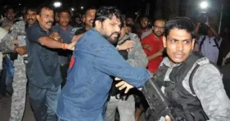 'എന്റെ മുറിയിലേക്കു വാ, ഞാന്‍ ആരാണെന്നു കാണിച്ചുതരാം'; ജാദവ്പുരിലെത്തിയ കേന്ദ്രമന്ത്രി വിദ്യാര്‍ഥിനികളോട് അപമര്യാദയായി പെരുമാറിയെന്ന് ആരോപണം