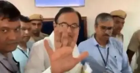 'അഞ്ച് ശതമാനമെന്നാല്‍ എന്താണെന്ന് നിങ്ങള്‍ക്കറിയുമോ'; കോടതിമുറ്റത്ത് വെച്ച് സാമ്പത്തിക തകര്‍ച്ച ഓര്‍മ്മിപ്പിച്ച് 'കൈ ഉയര്‍ത്തി' പി. ചിദംബരം