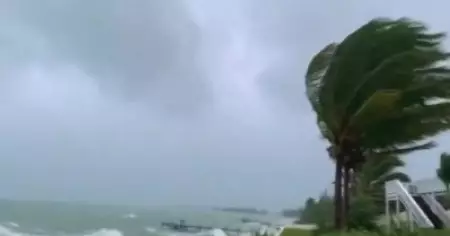 ബഹാമസില്‍ വന്‍ നാശനഷ്ടം വിതച്ച ചുഴലിങ്കാറ്റ് അമേരിക്കയിലെക്ക്; ഫ്‌ളോറിഡയില്‍ അടിയന്തരാവസ്ഥ, ദശലക്ഷക്കണക്കിന് ആളുകള്‍ ഭീതിയില്‍