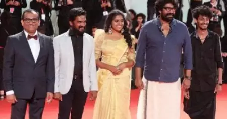 മുണ്ടുടുത്ത്, കൈ രണ്ടും ഉയര്‍ത്തി വെനീസ് അന്താരാഷ്ട്ര ചലച്ചിത്ര മേളയുടെ റെഡ്കാര്‍പ്പറ്റില്‍ ജോജു ജോര്‍ജ്; ചോല പ്രദര്‍ശിപ്പിച്ചു, വീഡിയോ