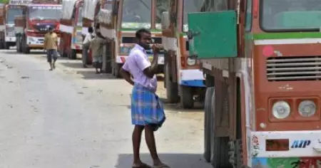 ലുങ്കിയുടുത്ത് ലോറിയോടിക്കാമെന്നാണോ, എങ്കിള്‍ പണി പാളും; ലോറി ഡ്രൈവര്‍മാര്‍ക്ക് ഇനിമുതല്‍ ഡ്രസ്സ് കോഡ്