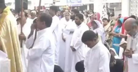 പിറവം പള്ളിത്തര്‍ക്കം; റോഡില്‍ കുര്‍ബാന നടത്തി പ്രതിഷേധവുമായി യാക്കോബായ സഭ