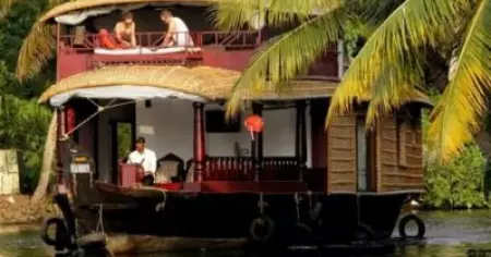 ഹൗ​സ് ബോ​ട്ട് യാ​ത്ര​യെ അ​റി​യാം