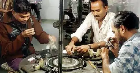 സാമ്പത്തിക പ്രതിസന്ധിയില്‍ ആടിയുലഞ്ഞ് രാജ്യം; ഗുജറാത്തില്‍ ആത്മഹത്യ ചെയ്തത് 15 തൊഴിലാളികള്‍; തകര്‍ന്നടിഞ്ഞ് വജ്ര വ്യാപാരം