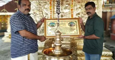 ശ്രീകോവില്‍ പിച്ചള പാകിയവര്‍ക്ക് ക്ഷേത്ര നടയില്‍ 'ആയത്തുല്‍ ഖുര്‍സി' നല്‍കി കമ്മറ്റി ഭാരവാഹികള്‍; ഇതൊരു ഫോര്‍ട്ട് കൊച്ചി അനുഭവം