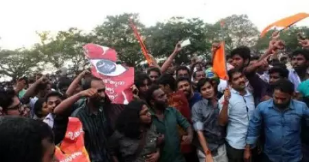 ചുംബനസമരത്തില്‍ പങ്കെടുത്തതിനും ഐക്യദാര്‍ഢ്യം പ്രഖ്യാപിച്ചതിനും പ്രതിയാക്കപ്പെട്ടവരെ കോടതി വെറുതെവിട്ടു; പൊലീസിന്റെ വീഴ്ച മറച്ചുവെയ്ക്കാനുള്ള കേസെന്ന് കോടതി