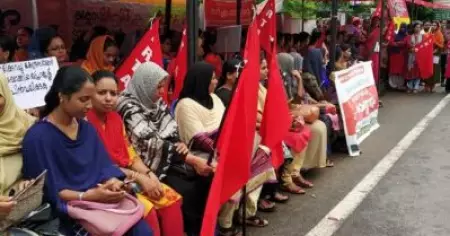 'ഞങ്ങളുടെ ആവശ്യങ്ങള്‍ നിഷേധിക്കപ്പെടുമ്പോള്‍ ഭിന്നശേഷിക്കാരായ കുട്ടികളുടെ മൗലികാവകാശമാണ് ലംഘിക്കപ്പെടുന്നത്';അവധിയെടുത്ത് അധ്യാപകരുടെ മാര്‍ച്ച്