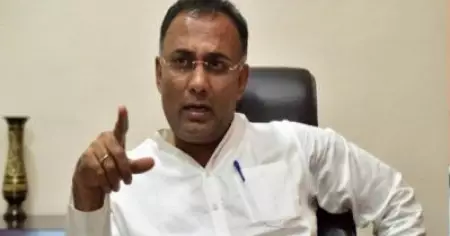 'അയോഗ്യരാക്കപ്പെട്ട എം.എല്‍.എമാരെ തോല്‍പ്പിക്കേണ്ടത് ഞങ്ങളുടെ അഭിമാനപ്രശ്‌നം, എന്തുവില കൊടുത്തും പരാജയപ്പെടുത്തും'; ബി.ജെ.പി സര്‍ക്കാരിന് തുടരാനാവില്ലെന്ന് ദിനേഷ് ഗുണ്ടു റാവു