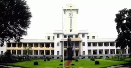മോശം പെരുമാറ്റം, തോല്‍പ്പിക്കാന്‍ ശ്രമം; 'വ്യാജ' പ്രൊഫസര്‍ക്കെതിരെ പ്രക്ഷോഭത്തിലേക്കെന്ന് വിദ്യാര്‍ത്ഥികള്‍