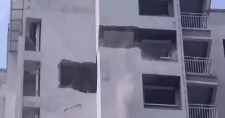 പാലിക്കേണ്ട അടിസ്ഥാന ചട്ടങ്ങള്‍ പോലും പാലിക്കാതെ മരടിലെ ഫ്‌ളാറ്റ് പൊളിക്കല്‍; പൊടിയില്‍ മുങ്ങി പ്രദേശം