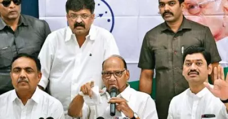 ഫഡ്‌നാവിസിനെ മുഖ്യമന്ത്രിയാക്കിയ ആ കത്ത് അജിത്തിനു നല്‍കിയത് ശരദ് പവാറിന്റെ വിശ്വസ്തന്‍? പ്രചരിക്കുന്നതു രണ്ടു കഥകള്‍