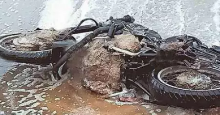 കടല്‍ ആഞ്ഞടിച്ചപ്പോള്‍ കരയില്‍ എത്തിയത് സി.പി.ഐ.എം പ്രവര്‍ത്തകന്റെ ബൈക്ക്