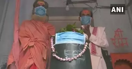 മോദിയുടെ മണ്ഡലത്തില്‍ ശിവലിംഗത്തിനും മാസ്‌ക്; വിഷവാതകത്തില്‍ നിന്ന് ദൈവത്തെ സംരക്ഷിക്കാനാണെന്ന് വിശദീകരണം