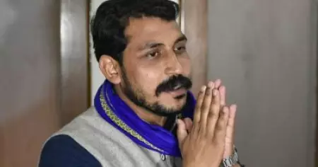 ചന്ദ്രശേഖര്‍ ആസാദ് ജുമഅ മസ്ജിദില്‍; പിടികൂടാന്‍ പൊലീസ്, വിട്ടുതരില്ലെന്ന് പ്രതിഷേധക്കാര്‍