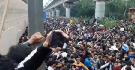 പ്രതിഷേധത്തിരയിളകി ജാമിയ മില്ലിയ സര്‍വ്വകലാശാല, വീഡിയോ