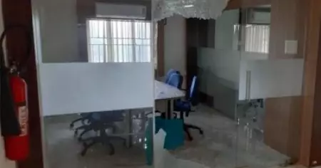 ജോലി നല്‍കിയില്ല; ഇരുന്നൂറോളം എഞ്ചിനീയറിംഗ് ബിരുദധാരികള്‍ ജെ.എസ്.ഡബ്ലു ഓഫീസ് അടിച്ചു തകര്‍ത്തു