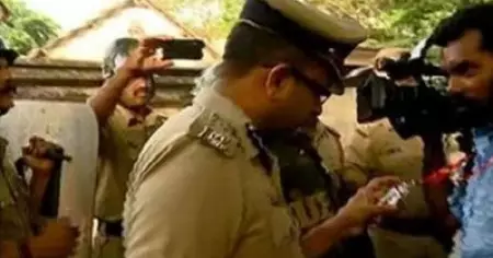 മാധ്യമപ്രവര്‍ത്തകര്‍ക്ക് കര്‍ണാടക സര്‍ക്കാരിന്റെ അക്രഡിറ്റേഷന്‍ ഇല്ലെന്ന് കമ്മീഷണര്‍; ക്യാമറയും മൊബൈല്‍ ഫോണുമുള്‍പ്പെടെ പിടിച്ചെടുത്തു