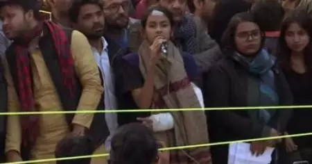 'കശ്മീരിനെ മറക്കരുത്'; കേന്ദ്രസര്‍ക്കാര്‍ ഭരണഘടനയില്‍ ഇടപെടുകയാണെന്നും അയ്ഷി ഘോഷ്