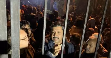 അവര്‍ അധ്യാപകരേയും വിദ്യാര്‍ത്ഥികളേയും പിന്തുടര്‍ന്ന് ആക്രമിച്ചു; അവര്‍ക്ക് ഒത്താശ ചെയ്യുന്നവര്‍ കാമ്പസില്‍ തന്നെയുണ്ടായിരുന്നു; ജെ.എന്‍.യു അക്രമത്തെ കുറിച്ച് അധ്യാപകന്‍